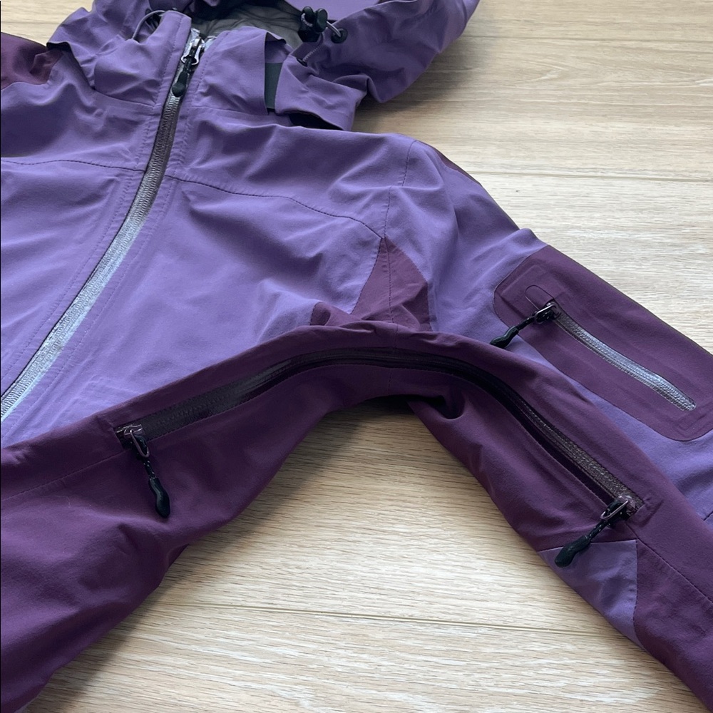L.L. Bean Women's Gortex Rain Jacket - Picture 2 of 11